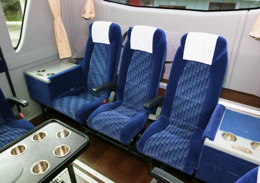 ゆったりとした座席の車内